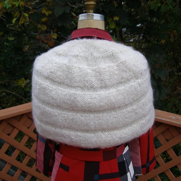 Beautiful Handmade Shawl w/Pearl color Buckle - Picture 13 of 16